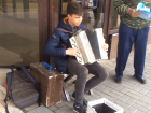 Уличного музыканта в Новочеркасске потрясла игра 18-летнего парня на его баяне