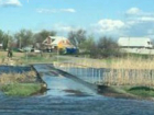 Разлившаяся паводковая вода затопила дорогу между Новочеркасском и Кривянской