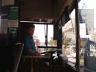 Хамоватый водитель новочеркасского автобуса едва не зажал детей дверьми