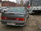 В Новочеркасске автохам остановил трамвайное движение, припарковавшись возле путей