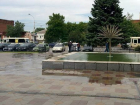 Фонтан на центральной площади Новочеркасска переполнился и затопил тротуары