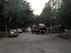 В Новочеркасске «Форд» сбил мемориальную плиту на Севастопольской и «уехал» на эвакуаторе