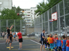 В микрорайоне Молодежном Новочеркасска открыли отремонтированную спортивную площадку