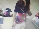 Стащившая деньги в магазине Новочеркасска воровка попала на видео