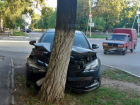 В Новочеркасске, после столкновения с «пирожком», «Опель» протаранил дерево