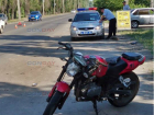 Неуправляемый мотоцикл на полном ходу протаранил обгоняемую машину в Новочеркасске