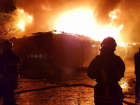 В Новочеркасске два пожарных расчета тушили гараж с автомобилем 