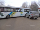 В Новочеркасске невнимательный водитель врезался в автобус