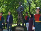 Памятник погибшему морпеху Александру Позыничу открыли в Александровском саду Новочеркасска