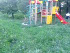 Детская площадка около железнодорожного вокзала Новочеркасска заросла высокой травой