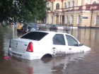 Мощные потоки воды сносили асфальт, камни и мусорные баки в Новочеркасске