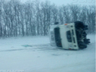 Шквалистый ветер сдул грузовик с трассы под Новочеркасском