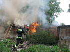 Пожар на улице Крупской в Новочеркасске уничтожил хозпостройку