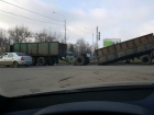 У КамАЗа отвалился прицеп на ходу в Новочеркасске