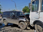 В Новочеркасске несущийся на большой скорости внедорожник в лобовую врезался в автобус 