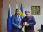 Почетному гражданину Новочеркасска и благотворителю Анатолию Пониделко вручили памятный знак