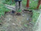Угрожающая безопасности пешеходов глубокая лужа натекла из водопроводной трубы в Новочеркасске