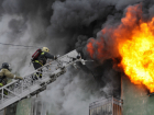 Около ста человек эвакуировали из пылающего дома в Новочеркасске