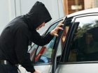 В Новочеркасске злоумышленник украл деньги из машины