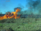 Бушующее пламя едва не поглотило газо-распределительную подстанцию в Новочеркасске