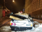 Огромный снежный сугроб, свалившийся со школьной крыши, изуродовал автомобиль в Новочеркасске
