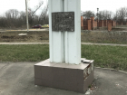 Обвалившаяся с памятника плитка на Аллее 40-летия Победы возмутила жителей Новочеркасска