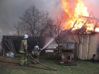 Облюбованный бомжами заброшенный дачный домик сгорел на улице Северной в Новочеркасске