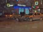 В Новочеркасске водитель «Ниссана» не успел проскочить перекресток на красный
