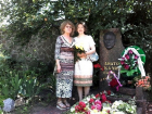 Новочеркасцы в годовщину смерти писателя Анатолия Калинина возложили цветы к его могиле