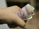 В Новочеркасске грабитель забрал у прохожего 16 000 рублей и телефон