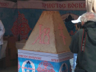 Раздачу рекордной "Царь-Пасхи" жителям Новочеркасска около собора сняли на видео
