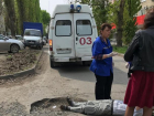 В Новочеркасске пожилой мужчина упал на дороге в яму  и не смог самостоятельно подняться