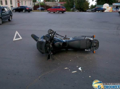 На проспекте Баклановском в Новочеркасске мотоциклист врезался в автомобиль