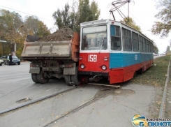 В Новочеркасске груженый КамАЗ протаранил трамвай с пассажирами