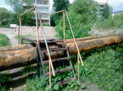 В Новочеркасске погиб пенсионер, оступившись на железном переходе