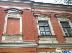 В Новочеркасске со здания приемной губернатора на прохожих падают кирпичи