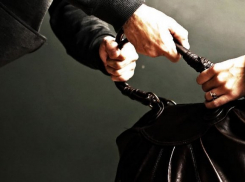 В Новочеркасске ночью ограбили прохожую