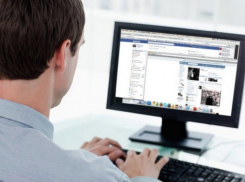 В Новочеркасске мужчина выдавал себя за девушку и грабил горожан