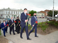 215-летие Новочеркасска отметили памятной панихидой и возложением цветов
