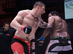 Тяжеловес из Новочеркасска завоевал пояс чемпиона по смешанным единоборствам