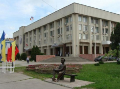 В Новочеркасске ведомствами и отделами правят 11 миллионеров