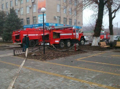Новочеркасские пожарные тушат учебный пожар