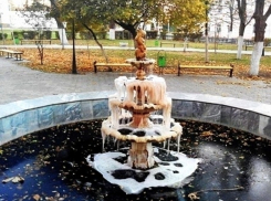 В Новочеркасске в сквере Платова замерз фонтан