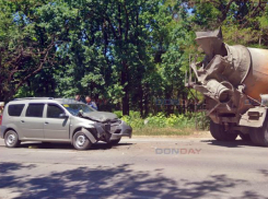 В Новочеркасске «Лада» протаранила бетономешалку