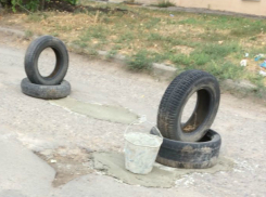 Отчаявшись дождаться ремонта дорог, новочеркасцы сами латают ямы