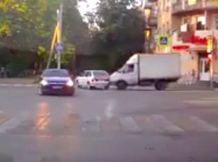 Опубликовано видео тарана «Газелью» автомобиля ВАЗ-2114 на перекрестке в Новочеркасске