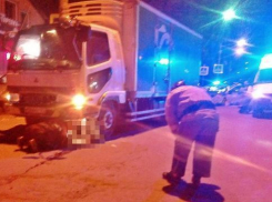Под Новочеркасском двое пешеходов угодили под машину, один погиб
