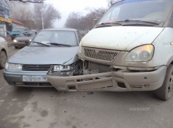 В Новочеркасске водитель «Газели» создал ДТП, выезжая на проспект Баклановский