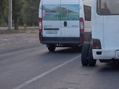 Новочеркасская маршрутка с пассажирами потеряла на ходу задние колеса