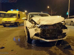 Междугородняя маршрутка на полном ходу снесла легковушку в Новочеркасске